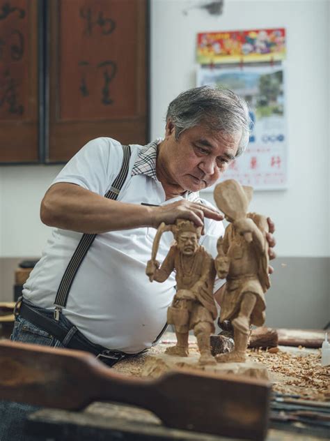 台灣木雕大師排名|國家工藝成就獎得主出爐 鹿港出身木雕大師李秉圭執。